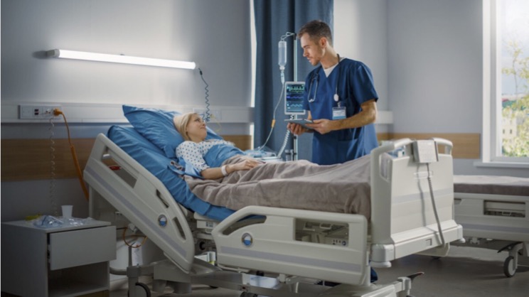 Equipe de saúde utilizando tecnologia no atendimento hospitalar